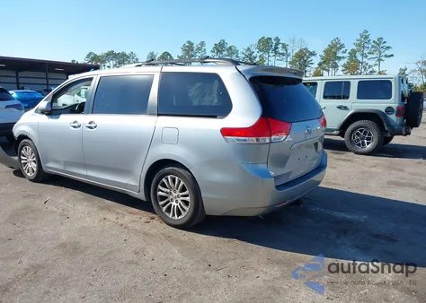 2012 Toyota Sienna Xle V6 8 Passenger z USA, uszkodzony, nr VIN 5TDYK3DC7CS203553